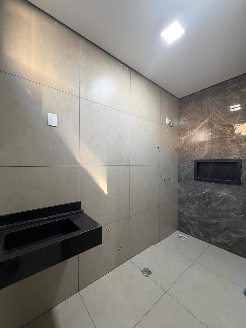 Interior da casa no Parque das Esmeraldas — sala ampla e acabamentos de qualidade