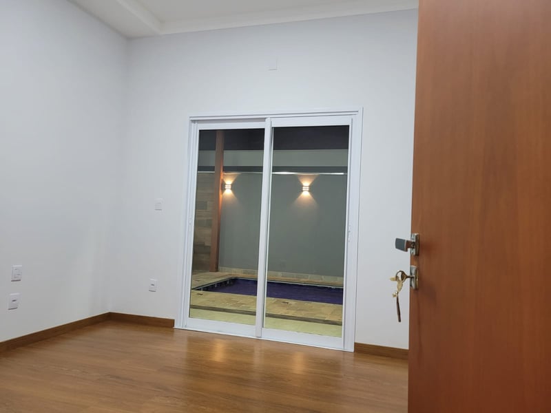 Acabamentos em madeira jatobá e granito São Gabriel